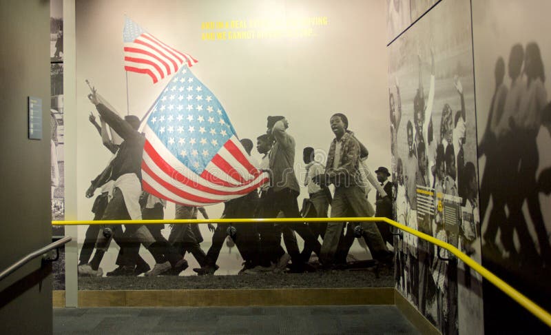 Afrikaanse Amerikanen die het tentoongestelde voorwerp van de muurmuurschildering binnen het Nationale Burgerrechtenmuseum marche royalty-vrije stock afbeeldingen Afrikaanse Amerikanen die het tentoongestelde voorwerp van de muurmuurschildering binnen het Nationale Burgerrechtenmuseum marche royalty-vrije stock afbeeldingen