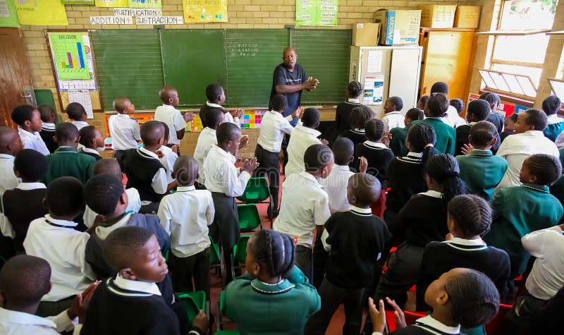 Afrikaanse Kinderen in Lage schoolklaslokaal stock fotografie Afrikaanse Kinderen in Lage schoolklaslokaal stock fotografie