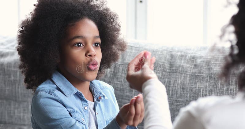 Afrikaanse kindmeisje leren praten praktijk correcte verbinding met therapeute