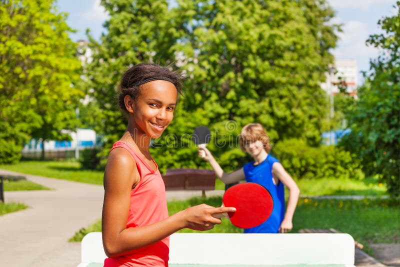 Afrikaanse meisjes speelpingpong met buiten jongen royalty-vrije stock afbeelding Afrikaanse meisjes speelpingpong met buiten jongen royalty-vrije stock afbeelding