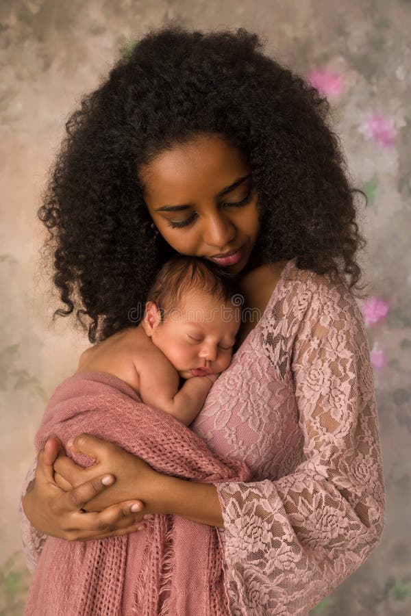 Afrikaanse moeder die haar gemengde rasbaby houden stock foto's Afrikaanse moeder die haar gemengde rasbaby houden stock foto's