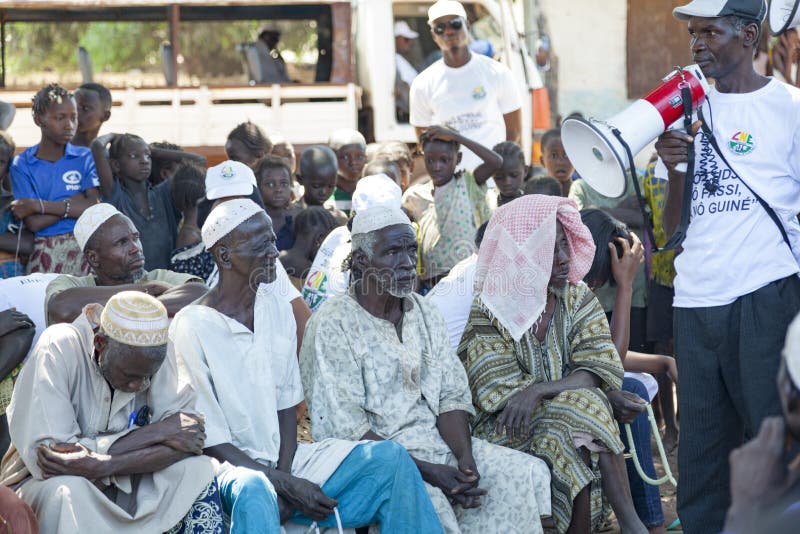 Afrikaanse NGO-activisten die een openbare les leveren royalty-vrije stock afbeelding Afrikaanse NGO-activisten die een openbare les leveren royalty-vrije stock afbeelding
