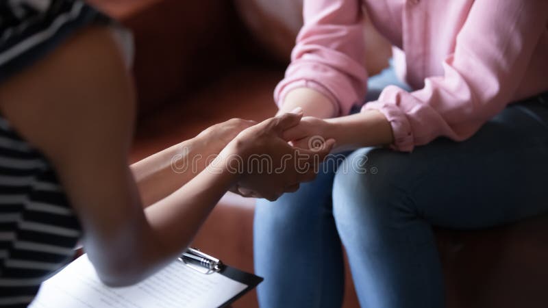 Afrikaanse psycholoog houdt handen van meisjes dicht bij elkaar