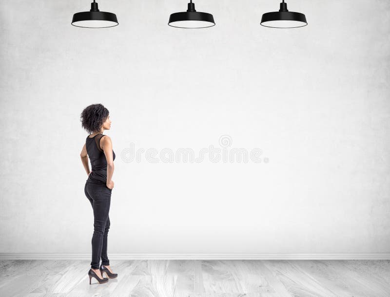 Afrikaanse vrouw met handen op taille dichtbij blinde muur stock afbeeldingen Afrikaanse vrouw met handen op taille dichtbij blinde muur stock afbeeldingen