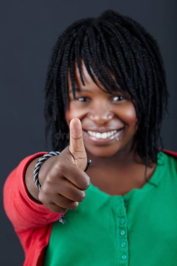 Afrikaanse vrouw met omhoog duimen stock foto Afrikaanse vrouw met omhoog duimen stock foto