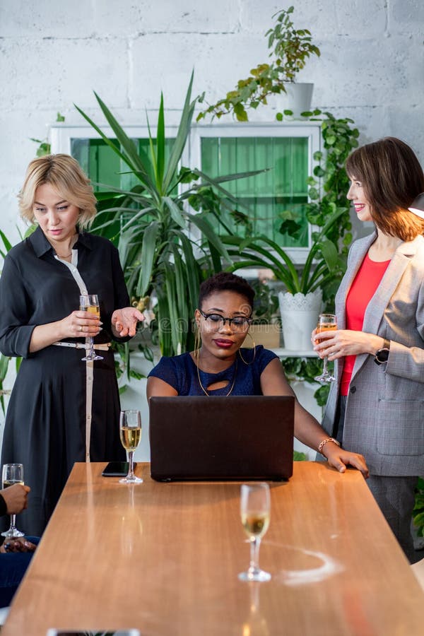Afrikaanse vrouwelijke manager raadplegende vrouwen bij haar bureau veelbelovende voordelen stock foto Afrikaanse vrouwelijke manager raadplegende vrouwen bij haar bureau veelbelovende voordelen stock foto
