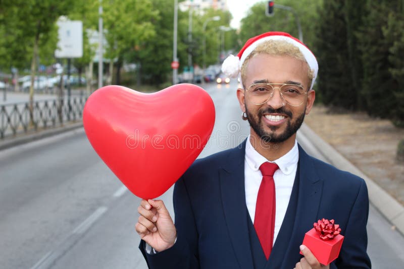 Afrikaanse zakenman het vieren Kerstmis in openlucht stock afbeelding Afrikaanse zakenman het vieren Kerstmis in openlucht stock afbeelding
