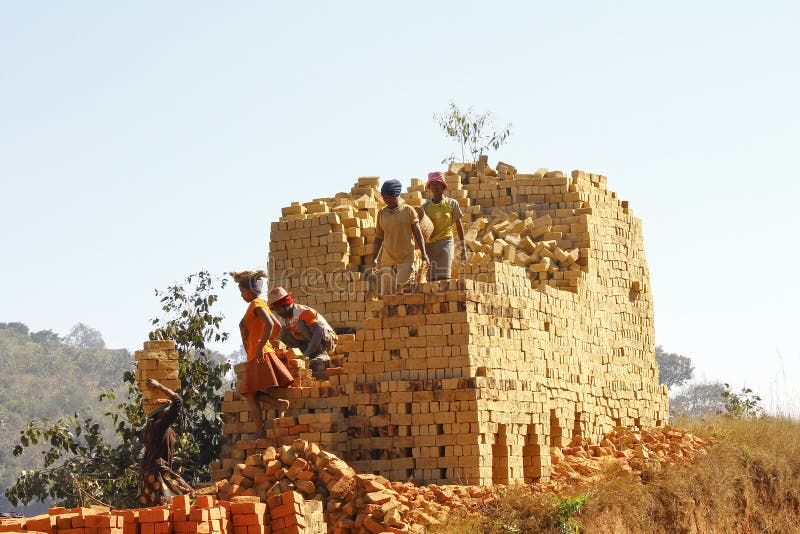 Afrikaner som hårt arbetar i brickyarden - Madagascar