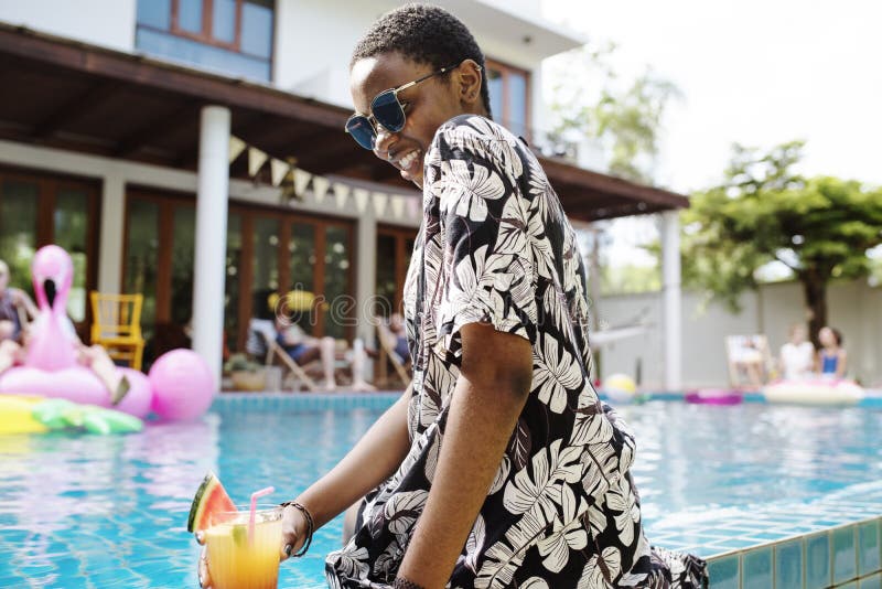 Afrikanerin, die durch das Pool genießt Sommerzeit sitzt stockbild Afrikanerin, die durch das Pool genießt Sommerzeit sitzt stockbild