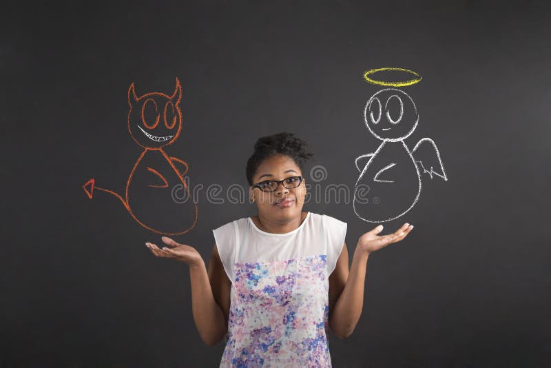 Afrikanerin mit kenne ich nicht Engel und Teufelgeste auf Tafelhintergrund lizenzfreies stockfoto Afrikanerin mit kenne ich nicht Engel und Teufelgeste auf Tafelhintergrund lizenzfreies stockfoto