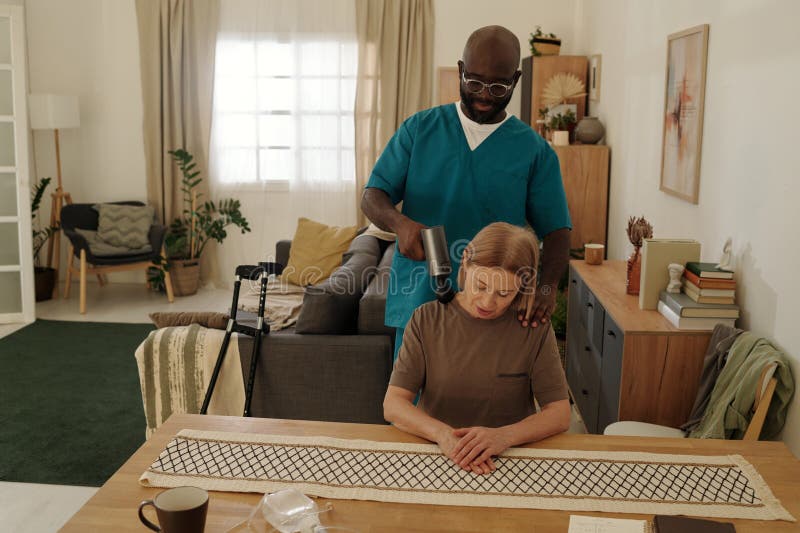 Afrikanisch-amerikanische Assistentin Senior Woman zu Hause lizenzfreie stockfotografie