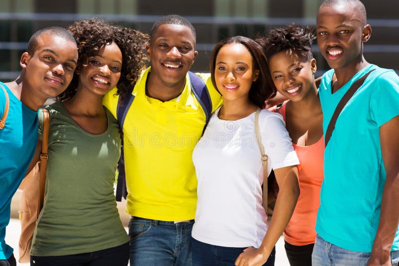 Afrikanische Collegefreunde lizenzfreies stockbild Afrikanische Collegefreunde lizenzfreies stockbild
