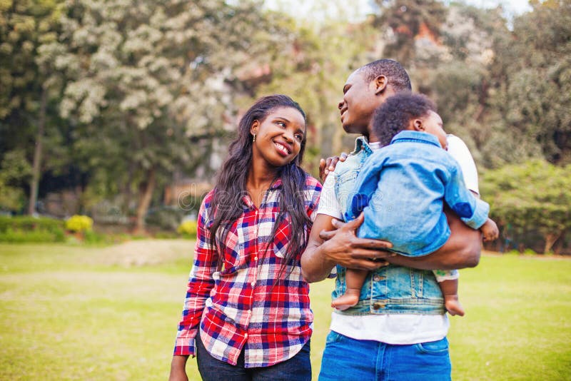 Afrikanische Familie, die in den Park geht stockfotos Afrikanische Familie, die in den Park geht stockfotos