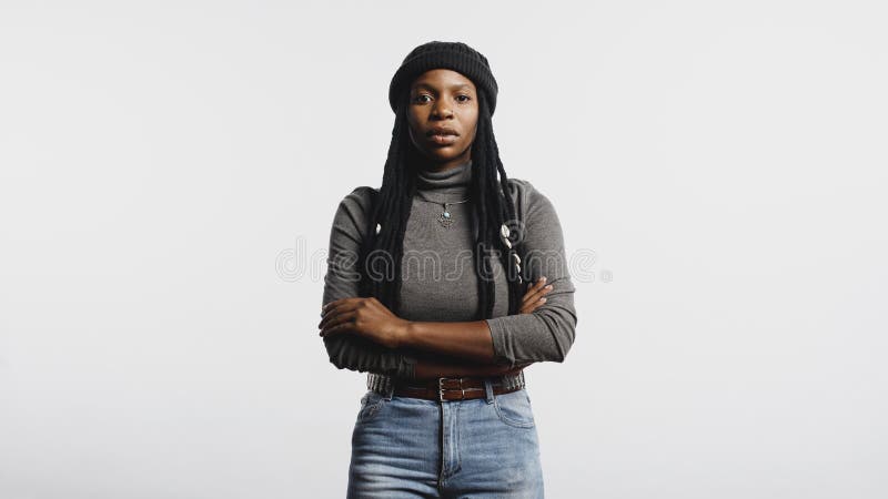 Afrikanische Frau mit langen Dreadlocks stockfotografie Afrikanische Frau mit langen Dreadlocks stockfotografie
