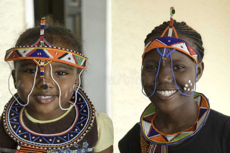 Afrikanische Frau und Mädchen mit außerordentlichem adornme