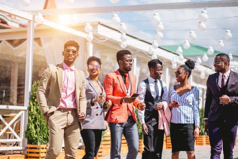 Afrikanische junge Leute haben einzelne stilvolle Ausstattung lizenzfreie stockfotos Afrikanische junge Leute haben einzelne stilvolle Ausstattung lizenzfreie stockfotos