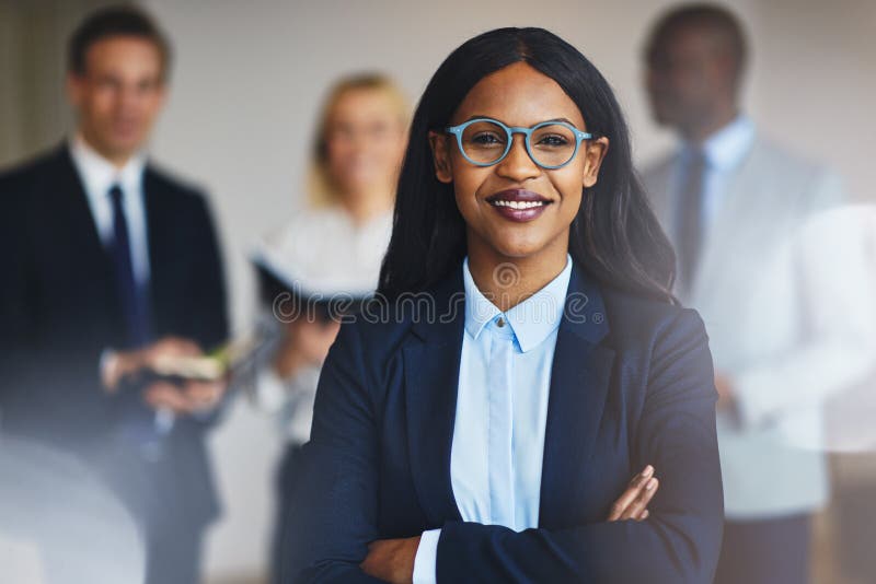 Afrikanische Lächelnde Geschäftsfraustellung in einem Büro stockfoto