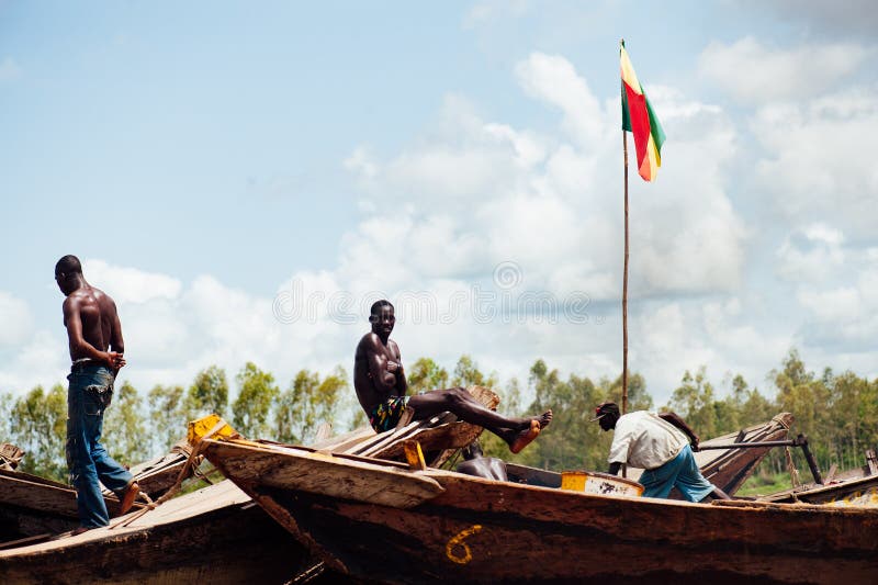 Afrikanische schwarze Männer, die auf dem Niger fischen lizenzfreies stockbild Afrikanische schwarze Männer, die auf dem Niger fischen lizenzfreies stockbild