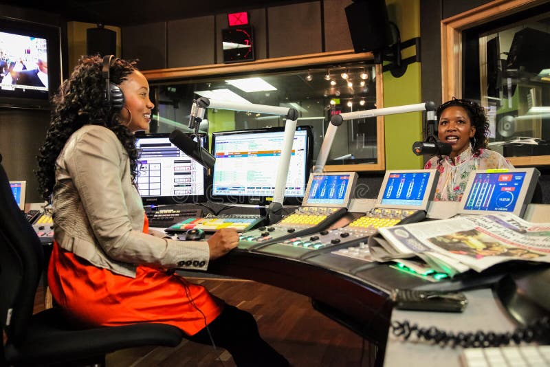 Afrikanische weibliche Gäste, die auf Livetalk-radio-Show befragt werden. lizenzfreies stockfoto