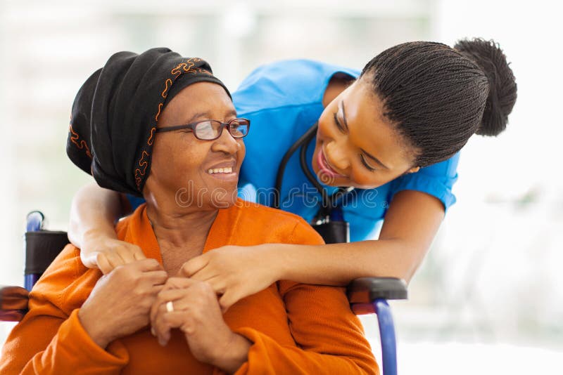 Afrikanische ältere geduldige Krankenschwester