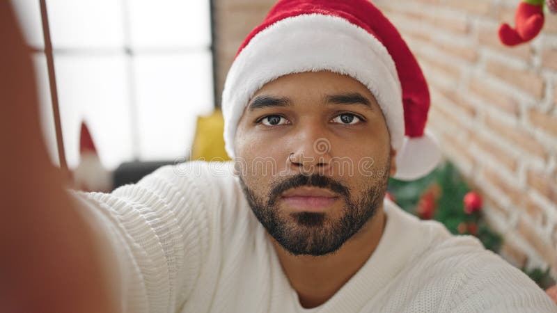 Afrikanischer Amerikaner, der selbst Weihnachten feiert lizenzfreies stockfoto