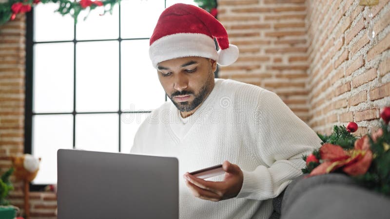 Afrikanischer Amerikaner kauft mit Laptop und Kreditkarte Weihnachten zu Hause lizenzfreie stockfotos
