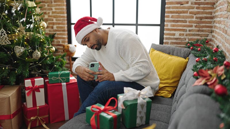 Afrikanischer Amerikaner machen Foto zu Weihnachtsgeschenk zu Hause lizenzfreies stockfoto