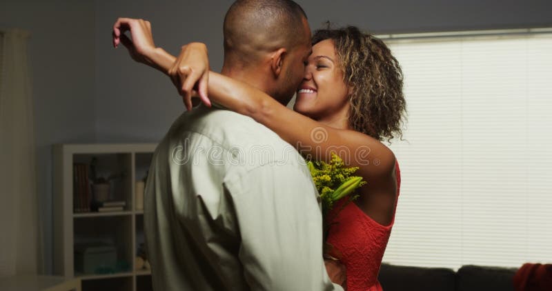 Afrikanischer Freund überrascht Freundin mit Blumen stockfotos Afrikanischer Freund überrascht Freundin mit Blumen stockfotos