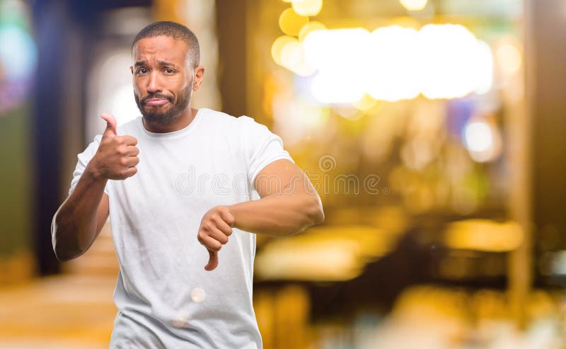 Afrikanischer junger Mann über weißem Hintergrund stockbild Afrikanischer junger Mann über weißem Hintergrund stockbild