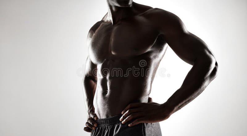 Afrikanischer Mann mit muskulösem Körper auf grauem Hintergrund lizenzfreie stockfotos Afrikanischer Mann mit muskulösem Körper auf grauem Hintergrund lizenzfreie stockfotos