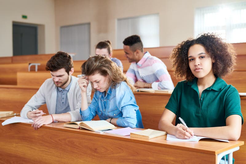 Afrikanischer Student, der in der Universität studiert lizenzfreies stockfoto Afrikanischer Student, der in der Universität studiert lizenzfreies stockfoto