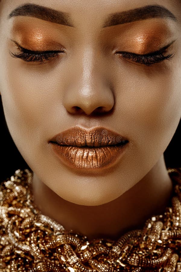 Afrikanisches ethnisches weibliches Gesicht Goldder schwarzen Haut-Luxusfrau Junges Afroamerikanermodell mit Schmuck