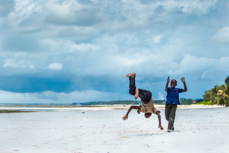 Afrikanisches Kinderspielen lizenzfreies stockfoto Afrikanisches Kinderspielen lizenzfreies stockfoto