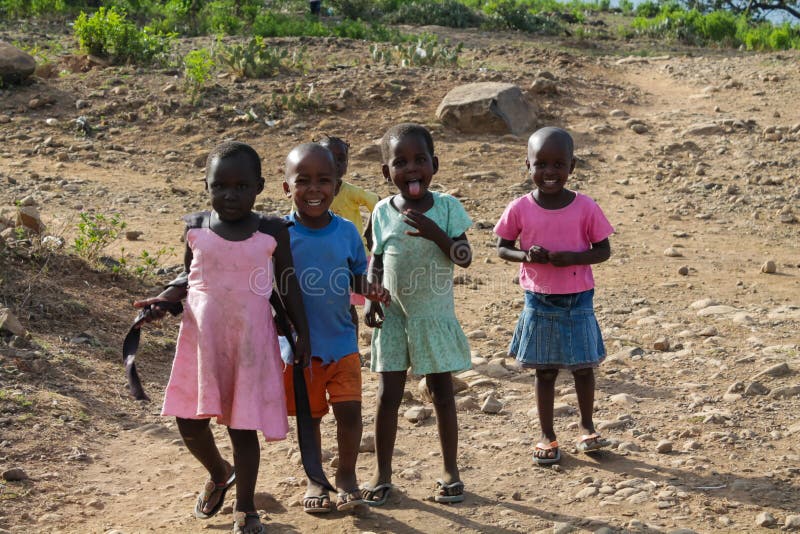 Afrikanisches kleine Kinderspiel auf einer Straße lizenzfreie stockbilder Afrikanisches kleine Kinderspiel auf einer Straße lizenzfreie stockbilder