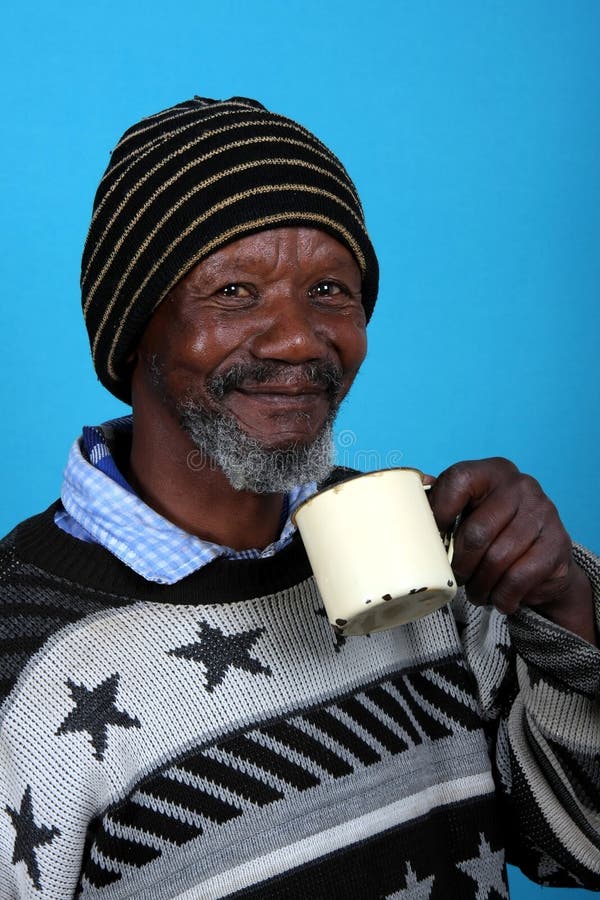 Afrikanisches Mann-Trinken lizenzfreies stockbild Afrikanisches Mann-Trinken lizenzfreies stockbild