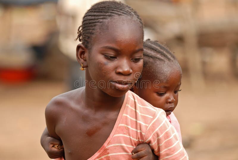 Afrikanisches Mädchen mit Schätzchen stockbild Afrikanisches Mädchen mit Schätzchen stockbild