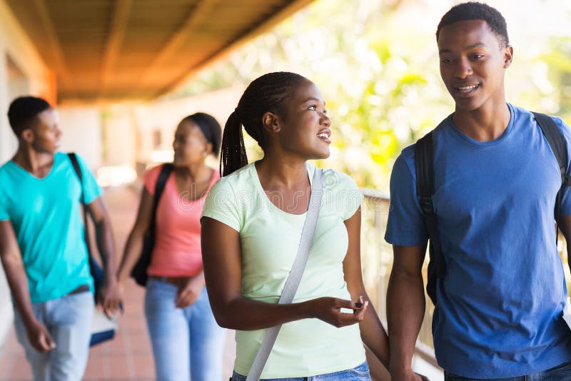 Afrikanisches Studentgehen stockbilder Afrikanisches Studentgehen stockbilder