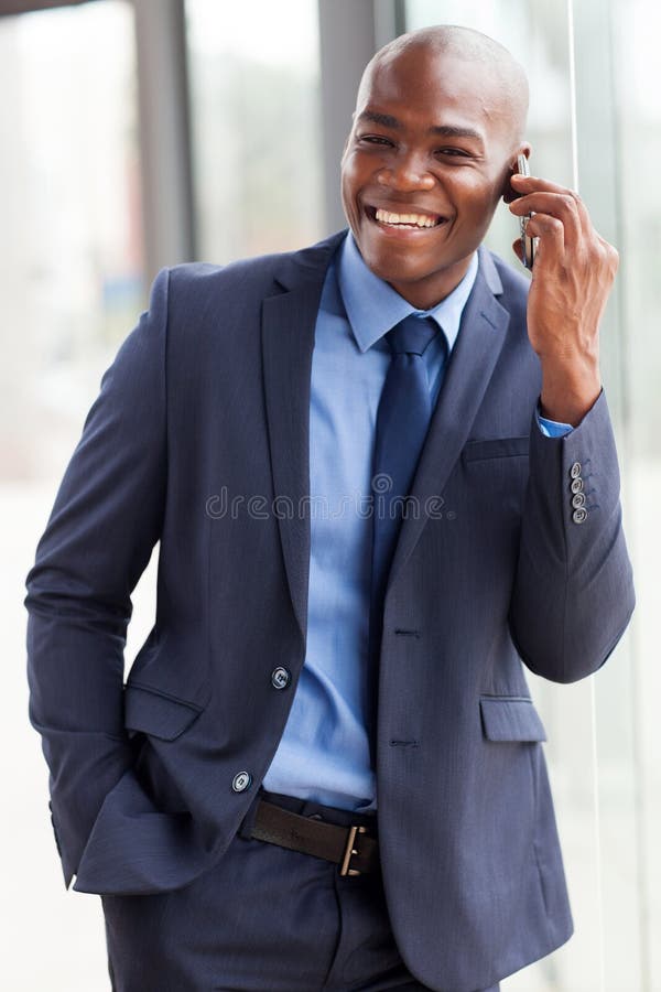 Afrikansk affärsmantelefon fotografering för bildbyråer Afrikansk affärsmantelefon fotografering för bildbyråer