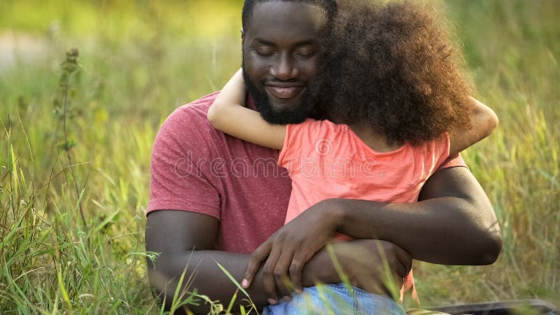 Afrikansk amerikanfader som tycker om nöjetidsfördriv med hans lilla dotter arkivfoto Afrikansk amerikanfader som tycker om nöjetidsfördriv med hans lilla dotter arkivfoto