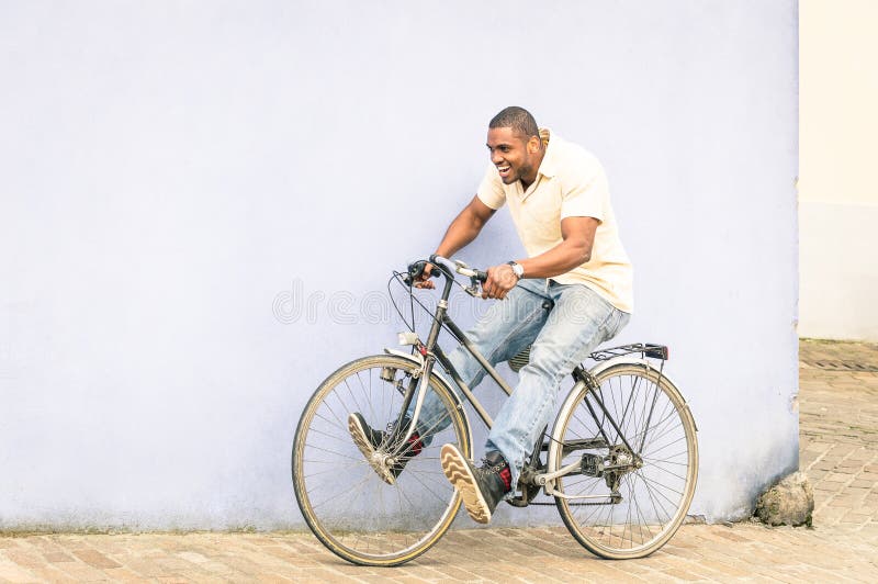 Afrikansk amerikangrabb som har gyckel med tappningcykeln - fri tid arkivfoton Afrikansk amerikangrabb som har gyckel med tappningcykeln - fri tid arkivfoton