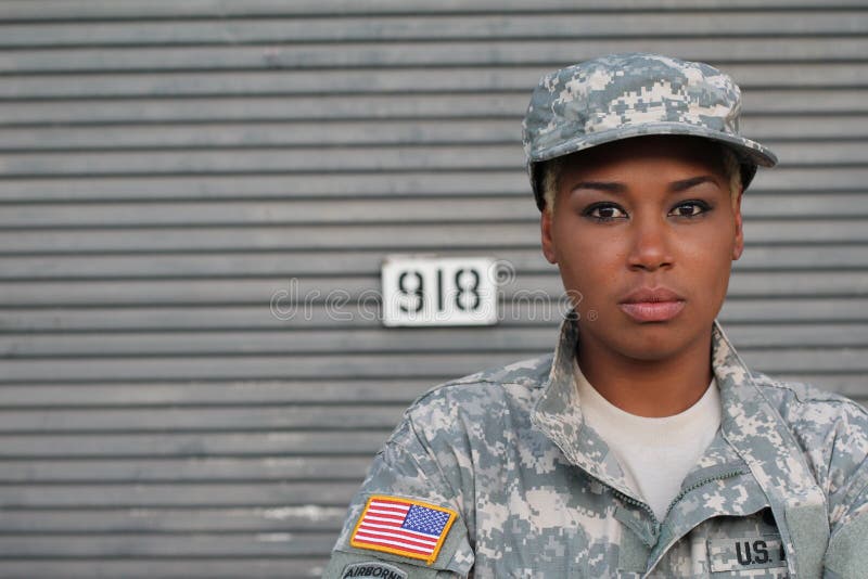 Afrikansk amerikankvinnasoldat med kopieringsutrymme royaltyfria foton Afrikansk amerikankvinnasoldat med kopieringsutrymme royaltyfria foton
