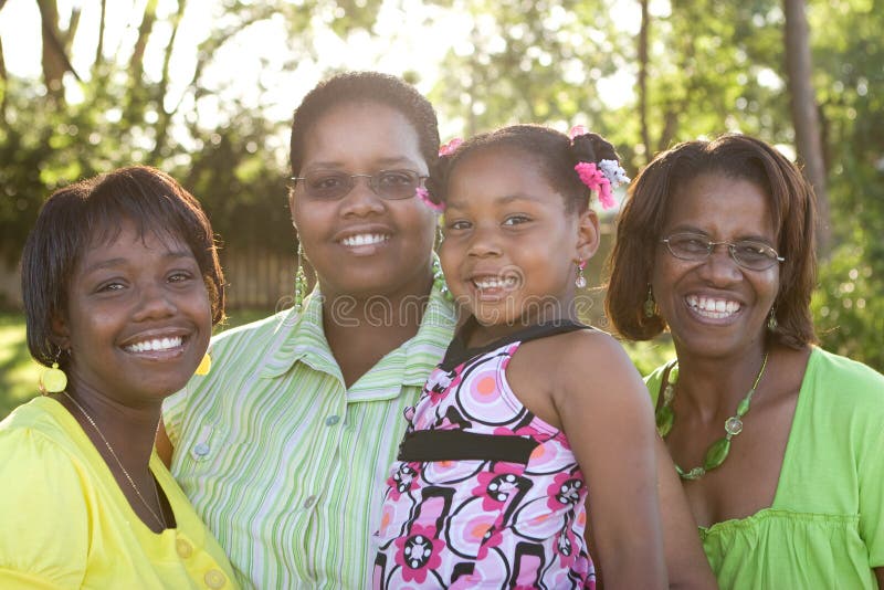 Afrikansk amerikanmoderdaugher och farmor royaltyfri bild Afrikansk amerikanmoderdaugher och farmor royaltyfri bild