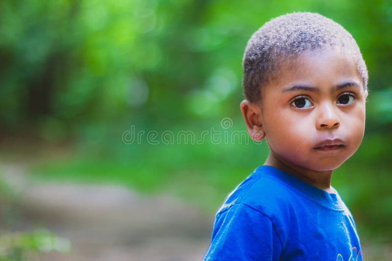 Afrikansk amerikanpojke med ett allvarligt uttryck arkivfoto Afrikansk amerikanpojke med ett allvarligt uttryck arkivfoto