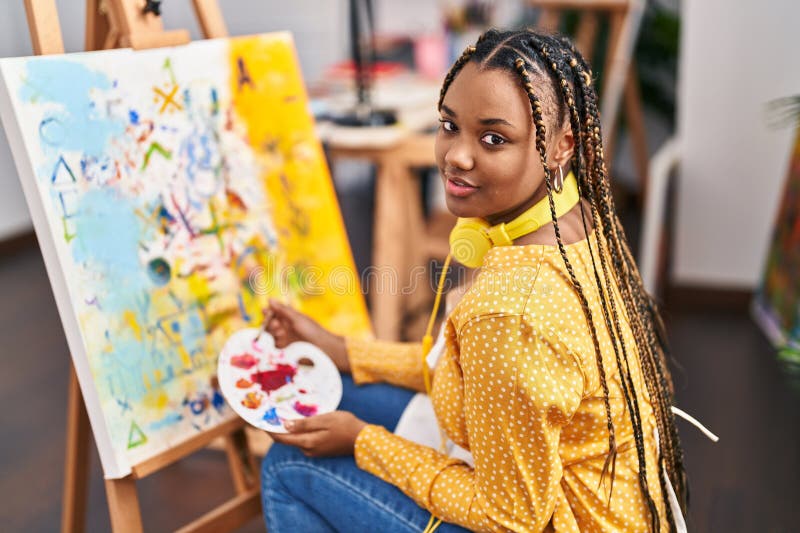Afrikansk amerikansk konstnär som leker självsäker ritning på konststudio royaltyfria foton