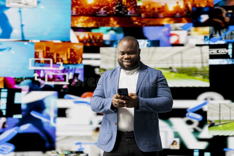 Afrikansk amerikansk person som sysslar med mobil teknik och multimediafeeds arkivfoton