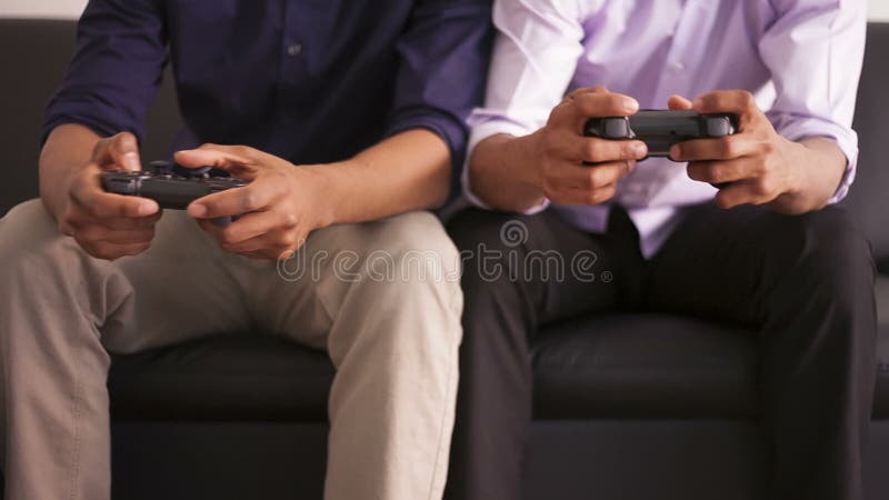 Afrikansk amerikanvänner som spelar videospel arkivfilmer