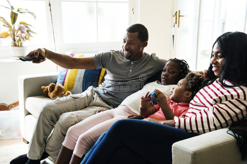 Afrikansk familj som tillsammans spenderar tid arkivfoto Afrikansk familj som tillsammans spenderar tid arkivfoto