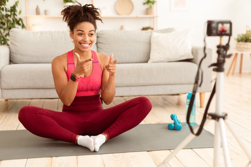 Afrikansk kvinna som gör videoupptagning till workout Motiverar att stanna hemma royaltyfri fotografi