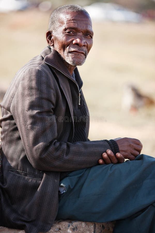 afrikansk manpensionär fotografering för bildbyråer afrikansk manpensionär fotografering för bildbyråer
