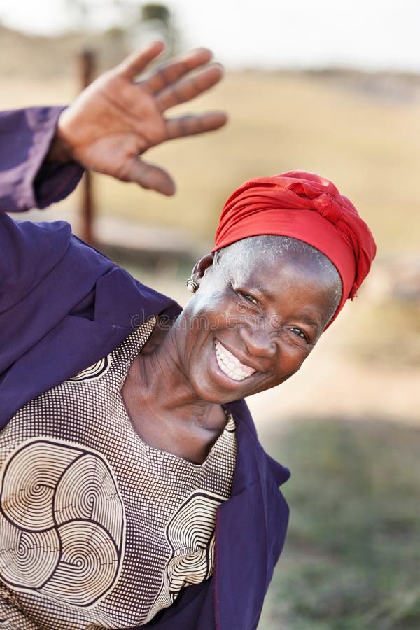 Afrikansk pensionärkvinnahälsning fotografering för bildbyråer Afrikansk pensionärkvinnahälsning fotografering för bildbyråer